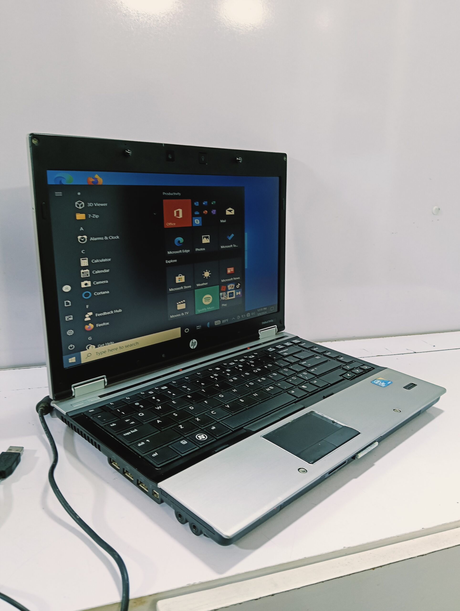 A picture of a hp elitebook 8440p laptop on a table